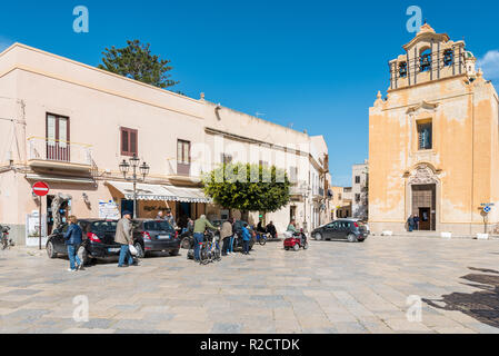 Der zentrale Platz von Favignana in Sizilien, Italien Stockfoto