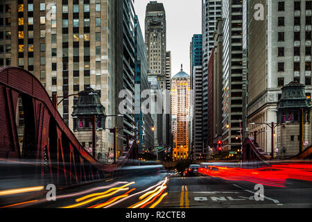 Lange Belichtung in der Innenstadt von Chicago mit der Chicago Board of Trade Gebäude im Hintergrund Stockfoto