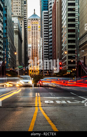 Lange Belichtung in der Innenstadt von Chicago mit der Chicago Board of Trade Gebäude im Hintergrund Stockfoto