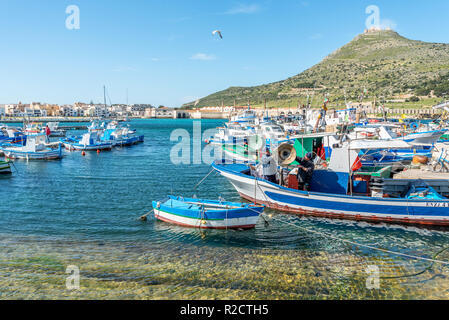 FAVIGNANA, Italien - 30. MÄRZ 2018: Fischereihafen auf der kleinen Ägadischen Insel Favignana in Sizilien, Italien Stockfoto
