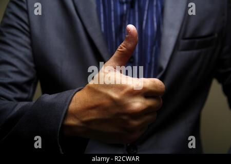 Foto von einem Mann in Anzug Brillen Holding Stockfoto