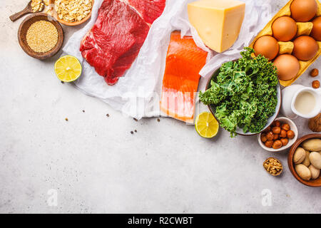 Ausgewogene Ernährung essen Hintergrund. Protein Lebensmittel: Fisch, Fleisch, Eier, Käse, Quinoa, Muttern auf weißem Hintergrund, Ansicht von oben, kopieren. Stockfoto