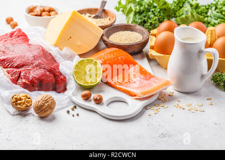 Ausgewogene Ernährung essen Hintergrund. Protein Lebensmittel: Fisch, Fleisch, Eier, Käse, Quinoa, Muttern auf weißem Hintergrund, kopieren. Stockfoto