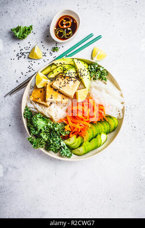 Vegan bun cha Salatschüssel mit klebrigen Tofu, Reis, Nudeln und Gemüse. Auf Basis pflanzlicher Ernährung Konzept. Stockfoto