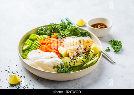 Vegan bun cha Salatschüssel mit klebrigen Tofu, Reis, Nudeln und Gemüse. Auf Basis pflanzlicher Ernährung Konzept. Stockfoto