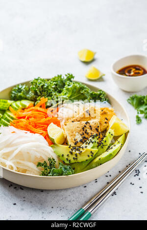 Vegan bun cha Salatschüssel mit klebrigen Tofu, Reis, Nudeln und Gemüse. Auf Basis pflanzlicher Ernährung Konzept. Stockfoto