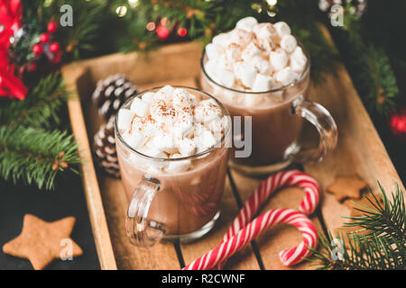 Heiße Schokolade mit Marshmallows, warme gemütliche Weihnachten Drink in einem hölzernen Fach Stockfoto