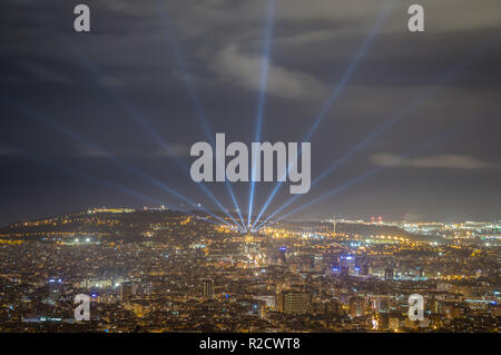 Panoramablick auf die Skyline bei Nacht von Barcelona aus den Berg Tibidabo Stockfoto