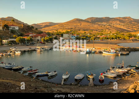 Der kleine Fischerhafen, Tavari, Mesotopos Dorf, Lesbos (Lesbos) Insel, Griechenland. Stockfoto