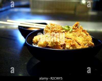 Foto aus einer Schüssel Schweinefleisch Tonkatsu oder Katsudon Stockfoto