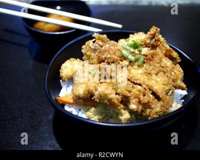 Foto aus einer Schüssel Schweinefleisch Tonkatsu oder Katsudon Stockfoto