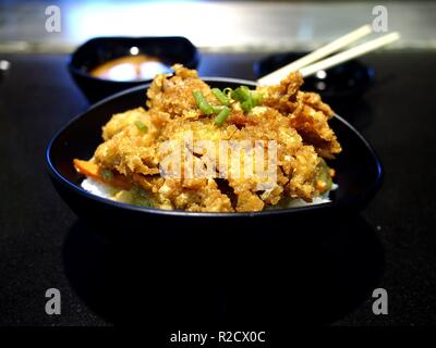 Foto aus einer Schüssel Schweinefleisch Tonkatsu oder Katsudon Stockfoto