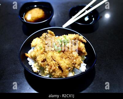 Foto aus einer Schüssel Schweinefleisch Tonkatsu oder Katsudon Stockfoto