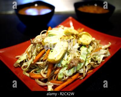 Foto von frisch zubereiteten Teller Yakisoba Stockfoto