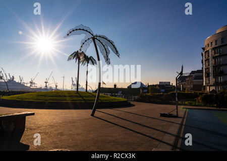 Hamburg, Deutschland, 17. November 2018: Ein Blick auf die Palmen im Park Fiction in den Hafen von Hamburg in Deutschland an einem sonnigen Tag. Stockfoto