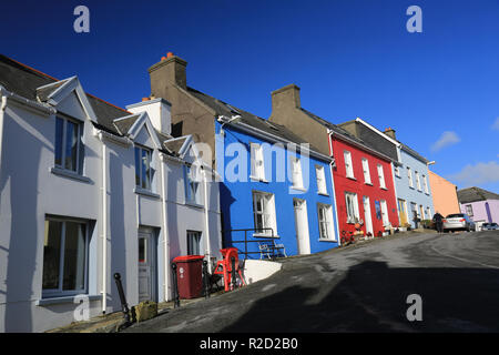 Hell gestrichenen Häusern in einem irtish ländlichen Dorf, wilden Atlantik, County Cork, Irland Stockfoto