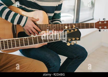 Lernen Gitarre zu spielen. Interessante Hobby oder professionelle Besetzung der Musik. Musik Bildung und außerschulische Aktivitäten oder Zeitvertreib Stockfoto