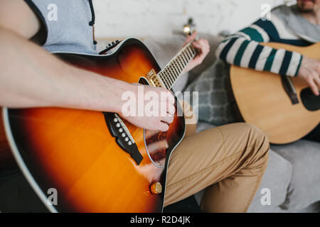 Lernen Gitarre zu spielen. Interessante Hobby oder professionelle Besetzung der Musik. Musik Bildung und außerschulische Aktivitäten oder Zeitvertreib Stockfoto