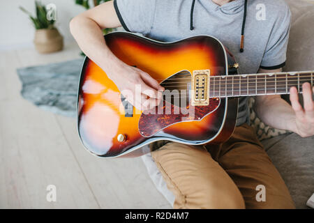 Lernen Gitarre zu spielen. Interessante Hobby oder professionelle Besetzung der Musik. Musik Bildung und außerschulische Aktivitäten oder Zeitvertreib Stockfoto