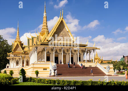 Prunkvollen Thronsaal des 20. Jahrhunderts (1917) im Königlichen Palast Komplex mit Touristen auf die Schritte zu besuchen. Phnom Penh, Kambodscha, Südostasien Stockfoto