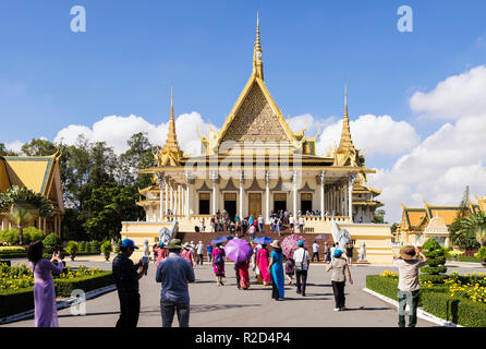 Touristen, die in 20. Jahrhundert Thronsaal im Königlichen Palast Komplex. Phnom Penh, Kambodscha, Südostasien Stockfoto