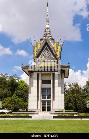 Buddhistische Stupa mit menschlichen Schädel in den Killing Fields völkermörderischen Center Memorial Site. Choeung Ek, Phnom Penh, Kambodscha, Südostasien Stockfoto