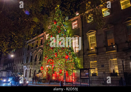 London, Großbritannien. 18 Nov, 2018. Annabel Mayfair's Private Club Christmas Tree Stil Eingang Dekoration. Credit: JOHNNY ARMSTEAD/Alamy leben Nachrichten Stockfoto