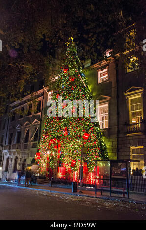 London, Großbritannien. 18 Nov, 2018. Annabel Mayfair's Private Club Christmas Tree Stil Eingang Dekoration. Credit: JOHNNY ARMSTEAD/Alamy leben Nachrichten Stockfoto