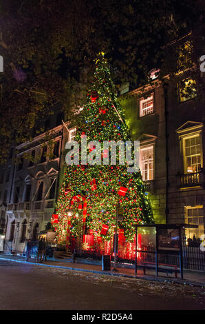 London, Großbritannien. 18 Nov, 2018. Annabel Mayfair's Private Club Christmas Tree Stil Eingang Dekoration. Credit: JOHNNY ARMSTEAD/Alamy leben Nachrichten Stockfoto