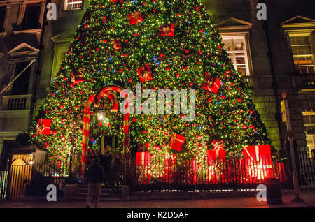 London, Großbritannien. 18 Nov, 2018. Annabel Mayfair's Private Club Christmas Tree Stil Eingang Dekoration. Credit: JOHNNY ARMSTEAD/Alamy leben Nachrichten Stockfoto