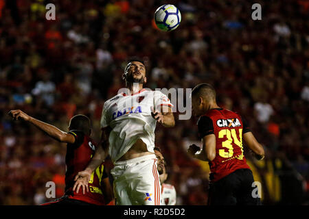 Recife, Brasilien. 18 Nov, 2018. PE - Recife - 18/11/2018 - Brasilianische ein 2018, Sport Recife x Flamengo - Sport player Wettbewerbe mit Flamengo Spieler während eines Spiels bei Ilha do Retiro Angebot für die brasilianische Meisterschaft ein 2018. Foto: Paulo Paiva/AGIF AGIF/Alamy Credit: Live-Nachrichten Stockfoto