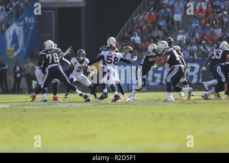 Carson, CA. 18 Nov, 2018. Denver Broncos außerhalb linebacker von Miller #58 zusätzlichen Druck auf Los Angeles Ladegeräte Quarterback Philip Flüsse #17 Während der NFL Denver Broncos vs Los Angeles Ladegeräte am Stubhub Center in Carson, Ca am 18. November 2018 (Foto von Jevone Moore) Credit: Csm/Alamy leben Nachrichten Stockfoto