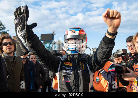 Vallelunga, Italien. 18 Nov, 2018. Lamborghini World Final 2018. Vallelunga Italien 18. November. Giacomo Altoè Sieger 2. Rennen nach dem Rennen Credit: Fabio Pagani/Alamy leben Nachrichten Stockfoto