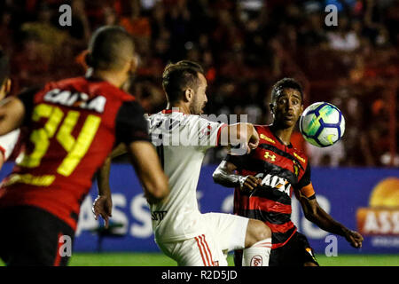 Recife, Brasilien. 18 Nov, 2018. PE - Recife - 18/11/2018 - Brasileiro eine 2018, Sport Recife x Flamengo - jogador tun Sport disputa Lance com jogador do Flamengo durante Partida keine Estadio Ilha do Retiro pelo Campeonato Brasileiro eine 2018. Foto: Paulo Paiva/AGIF AGIF/Alamy Credit: Live-Nachrichten Stockfoto