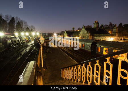 Bridgnorth, Großbritannien. November 2018. UK Wetter: Der klare Himmel geht bis in die Nacht und die Temperaturen fallen an diesem Novemberabend am Bahnhof Bridgnorth der Severn Valley Railway dramatisch ab. Die Scheinwerfer am Bahnhof brennen hell, als der letzte Oldtimer-Zug des Tages die Plattform für Kidderminster verlässt. Kredit: Lee Hudson/Alamy Live News Stockfoto