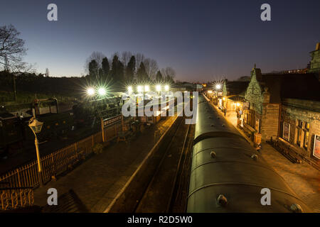 Bridgnorth, Großbritannien. November 2018. UK Wetter: Der klare Himmel geht bis in die Nacht und die Temperaturen fallen an diesem Novemberabend am Bahnhof Bridgnorth der Severn Valley Railway dramatisch ab. Die Scheinwerfer am Bahnhof brennen hell, als der letzte Oldtimer-Zug des Tages die Plattform für Kidderminster verlässt. Kredit: Lee Hudson/Alamy Live News Stockfoto