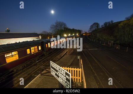 Bridgnorth, Großbritannien. 18. November 2018. UK Wetter: klarer Himmel weiter in die Nacht, wodurch die Temperaturen dramatisch an diesem November Abend an Severn Valley Railway Bridgnorth Station zu fallen. Strahler am Bahnhof hell wie der letzte Zug des Tages brennen die Plattform verlässt für Kidderminster. Quelle: Lee Hudson/Alamy leben Nachrichten Stockfoto