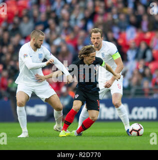 London, Großbritannien. 18 Nov, 2018. Luka Modric (C) von Kroatien konkurriert während der Liga eine Gruppe 4 Match der UEFA Nationen League zwischen England und Kroatien im Wembley Stadion in London, Großbritannien an November 18, 2018. England gewann 2-1. (Xinhua / Marek Dorcik) Credit: Marek Dorcik/Xinhua/Alamy leben Nachrichten Stockfoto