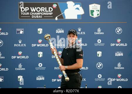 Dubai, Vereinigte Arabische Emirate. 18 Nov, 2018. England's Danny Willett wirft mit der DP World Tour Trophäe bei Tag vier der DP World Tour Meisterschaft an der Jumeirah Golf Estates in Dubai, Vereinigte Arabische Emirate, Nov. 18, 2018. Credit: Mahmoud Khaled/Xinhua/Alamy leben Nachrichten Stockfoto