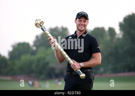 Dubai, Vereinigte Arabische Emirate. 18 Nov, 2018. England's Danny Willett wirft mit der DP World Tour Trophäe bei Tag vier der DP World Tour Meisterschaft an der Jumeirah Golf Estates in Dubai, Vereinigte Arabische Emirate, Nov. 18, 2018. Credit: Mahmoud Khaled/Xinhua/Alamy leben Nachrichten Stockfoto