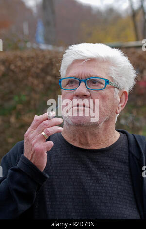 Waging, Deutschland. 16 Nov, 2018. Der ehemalige Fußball-Trainer Werner Lorant, fotografiert auf dem Campingplatz am Waginger See. Lorant, der in einer Wohnung auf dem Campingplatz seit Jahren wird 70 Am 21. November 2018. Quelle: Uwe Lein/dpa/Alamy leben Nachrichten Stockfoto