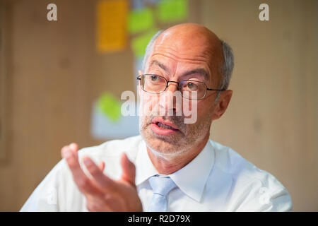 Ingelheim, Deutschland. 31 Okt, 2018. Suter, Country Director Germany bei Boehringer Ingelheim, spricht in einem Interview in der digitalen Labor BI X' auf dem Gelände der Boehringer Ingelheim Pharma- Unternehmen. Der Schwerpunkt der "BI-X' digitales Labor ist auf innovative digitale Lösungen im Gesundheitswesen. (Auf dpa' Tablet-PC und Tablet-pharmazeutische Firmen Basteln mit der digitalen Zukunft' vom 19.11.2018) Credit: Silas Stein/dpa/Alamy leben Nachrichten Stockfoto