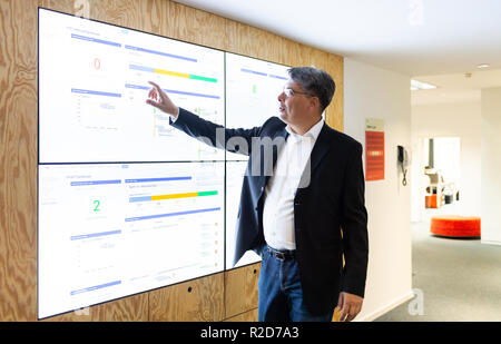 Ingelheim, Deutschland. 31 Okt, 2018. Heiko Schmidt, CEO der digitalen Labor BI X, weist auf eine Videowand Dashboard in der digitalen Labor ÇBI XÈ auf dem Gelände des Pharmaunternehmens Boehringer Ingelheim. Der Fokus des ÇBI XÈ digitales Labor ist auf innovative digitale Lösungen im Gesundheitswesen. (Auf dpa' Tablet-PC und Tablet-pharmazeutische Firmen Basteln mit der digitalen Zukunft' vom 19.11.2018) Credit: Silas Stein/dpa/Alamy leben Nachrichten Stockfoto