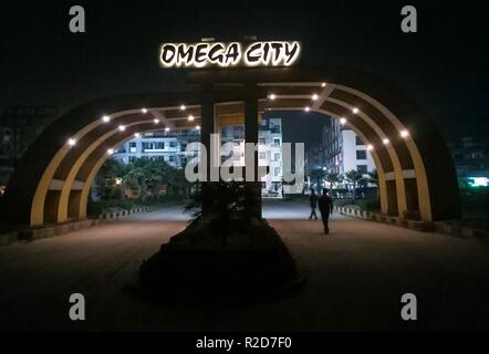 Ein Mann gesehen zu Fuß durch eine Straße am Abend in Chandigarh. Chandigarh ist eine Stadt und ein Land in Indien, dient als die Hauptstadt der zwei benachbarten Staaten Haryana und Punjab. Chandigarh ist durch den Bundesstaat Punjab grenzt im Norden, Westen und Süden und den Zustand von Haryana im Osten. Stockfoto