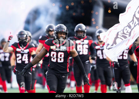 Ottawa, Kanada. 18 Nov, 2018. Ottawa Redblacks Avery, Ellis (98) führt seine Mannschaft auf dem Feld vor der CFL Eastern Division Finale zwischen dem Hamilton Tiger - Katzen und Ottawa Redblacks bei TD Place Stadion in Ottawa, Kanada. Daniel Lea/CSM/Alamy leben Nachrichten Stockfoto