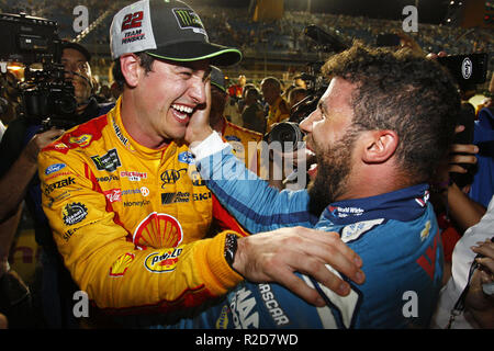 Homestead, Florida, USA. 18 Nov, 2018. JOEY LOGANO (links) feiert nach dem Gewinn der Ford EcoBoost 400 ihm das Monster Energy NASCAR Cup Series Champion, bei Homestead-Miami Speedway. (Bild: © Justin R. Noe Asp Inc/ASP) Stockfoto