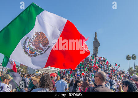 Tijuana, Mexiko. 18 Nov, 2018. in Tijuana, Mexiko, Demonstranten versammelten am Glorieta Cuauhtémoc die Ankunft von Tausenden von. Asylbewerber aus Mittelamerika zu protestieren, auch bekannt als der "Migrant Caravan'' Am 18. November 2018. Credit: Vito Di Stefano/ZUMA Draht/Alamy leben Nachrichten Stockfoto