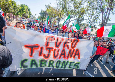 Tijuana, Mexiko. 18 Nov, 2018. Demonstranten auf die Straßen von Tijuana, Mexiko, die Ankunft von Tausenden von. Asylbewerber aus Mittelamerika zu protestieren, auch bekannt als der "Migrant Caravan'' Am 18. November 2018. Credit: Vito Di Stefano/ZUMA Draht/Alamy leben Nachrichten Stockfoto