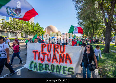 Tijuana, Mexiko. 18 Nov, 2018. Demonstranten auf die Straßen von Tijuana, Mexiko, die Ankunft von Tausenden von. Asylbewerber aus Mittelamerika zu protestieren, auch bekannt als der "Migrant Caravan'' Am 18. November 2018. Credit: Vito Di Stefano/ZUMA Draht/Alamy leben Nachrichten Stockfoto