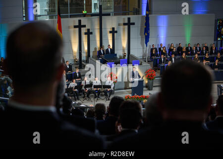 Berlin, Deutschland. 18 Nov, 2018. Der französische Präsident Emmanuel Längestrich spricht im Bundestag an der zentralen Gedenkveranstaltung für die Memorial Day. Credit: Gregor Fischer/dpa/Alamy leben Nachrichten Stockfoto